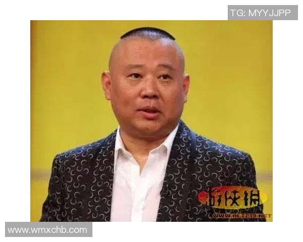 足球明星与记者女友亲密互动引发热议网友纷纷围观评论不断