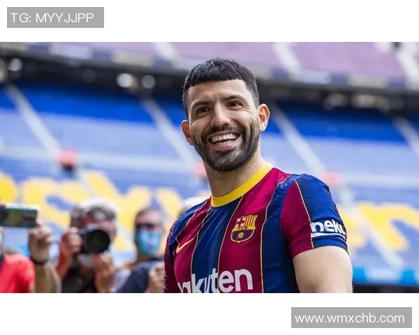 足球明星休闲装扮时尚解析展现运动与潮流的完美结合